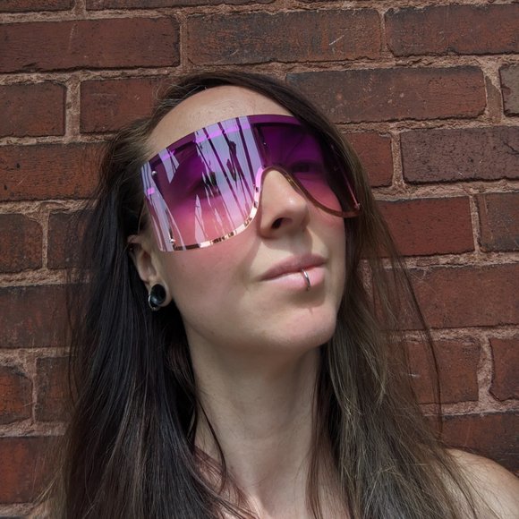 Oversize square purple and pink gradient sunglasses shades, golden frame - Picture 8 of 8